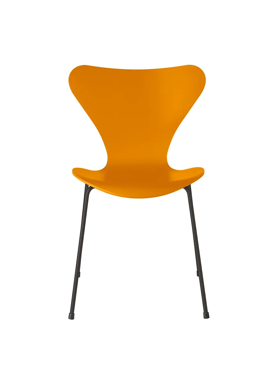 3107 Serie 7 Stuhl lackiert von Arne Jacobsen - Burnt Yellow / Warmer Graphit - Jacobsen Plus