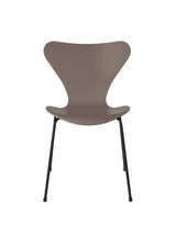 3107 Serie 7 Stuhl lackiert von Arne Jacobsen - Deep Clay / Schwarz - Jacobsen Plus