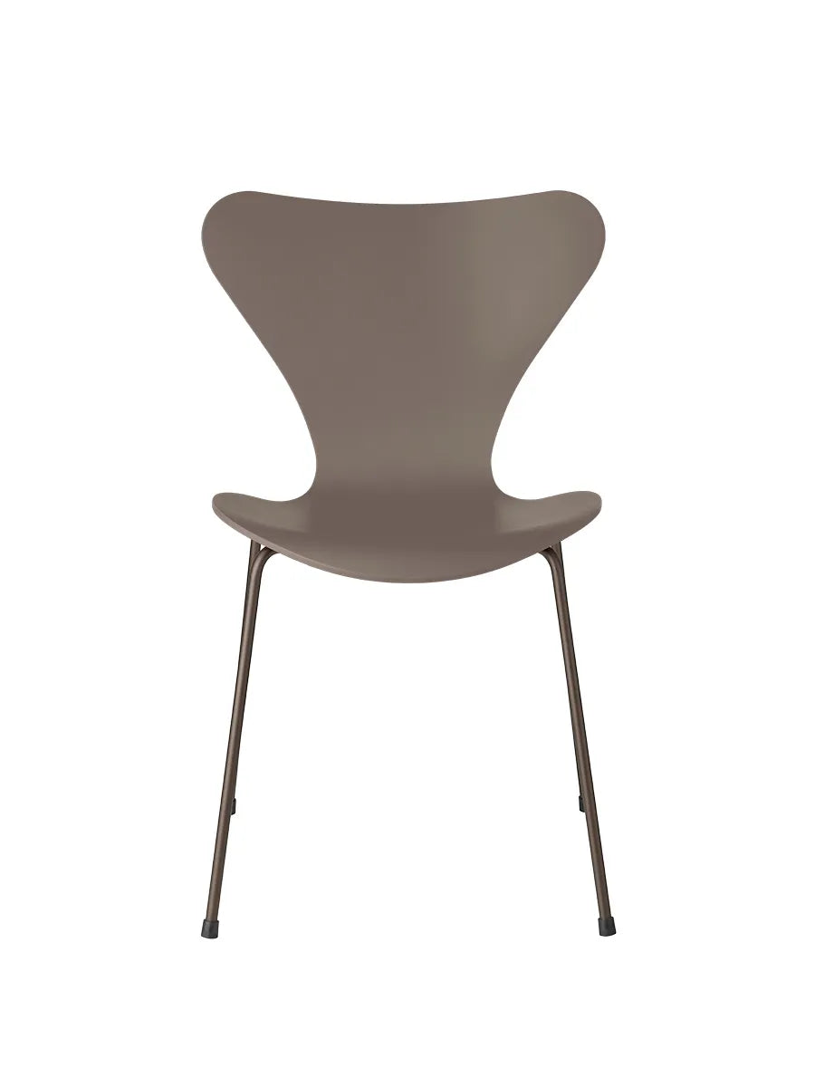 3107 Serie 7 Stuhl lackiert von Arne Jacobsen - Deep Clay / Braune Bronze - Jacobsen Plus