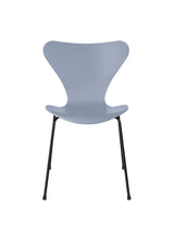 3107 Serie 7 Stuhl lackiert von Arne Jacobsen - Lavender Blue / Schwarz - Jacobsen Plus