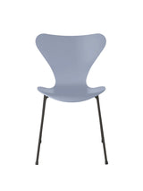 3107 Serie 7 Stuhl lackiert von Arne Jacobsen - Lavender Blue / Warmer Graphit - Jacobsen Plus