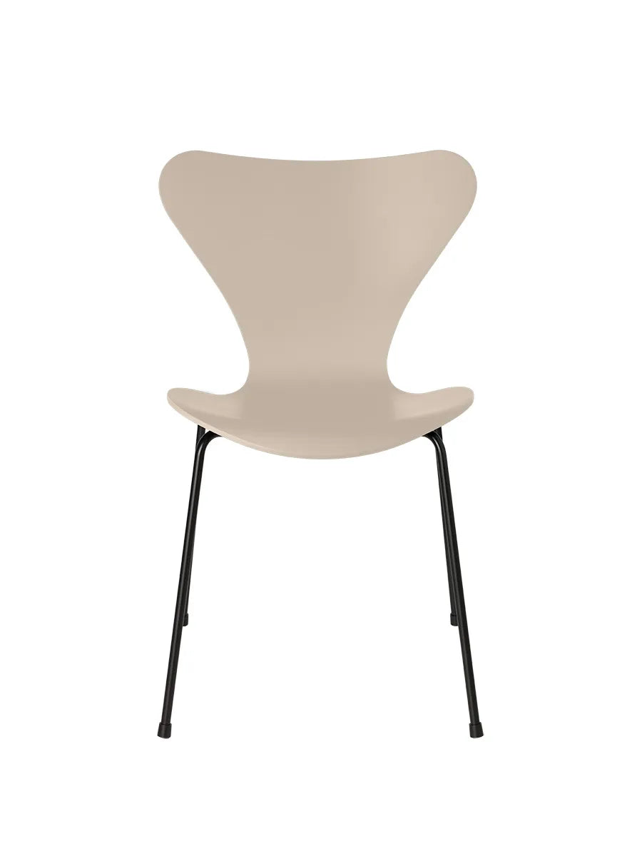 3107 Serie 7 Stuhl lackiert von Arne Jacobsen - Hellbeige / Schwarz - Jacobsen Plus