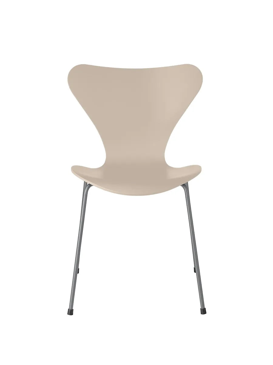 3107 Serie 7 Stuhl lackiert von Arne Jacobsen - Hellbeige / Silver Grey - Jacobsen Plus