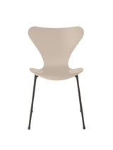 3107 Serie 7 Stuhl lackiert von Arne Jacobsen - Hellbeige / Warmer Graphit - Jacobsen Plus