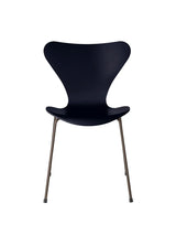 3107 Serie 7 Stuhl lackiert von Arne Jacobsen - Mitternachtsblau / Braune Bronze - Jacobsen Plus