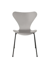 3107 Serie 7 Stuhl lackiert von Arne Jacobsen - Nine Grey / Schwarz - Jacobsen Plus