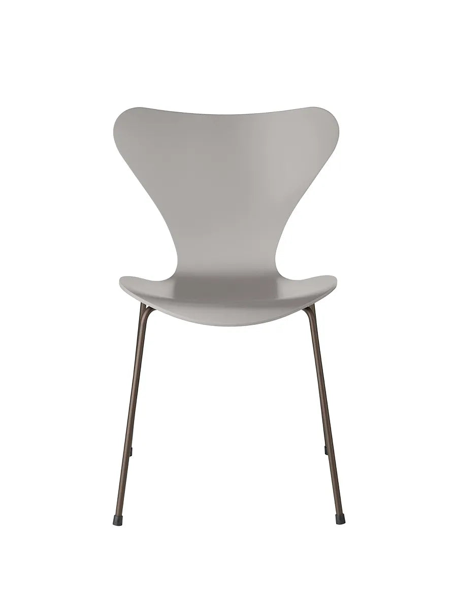 3107 Serie 7 Stuhl lackiert von Arne Jacobsen - Nine Grey / Braune Bronze - Jacobsen Plus