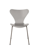 3107 Serie 7 Stuhl lackiert von Arne Jacobsen - Nine Grey / Braune Bronze - Jacobsen Plus