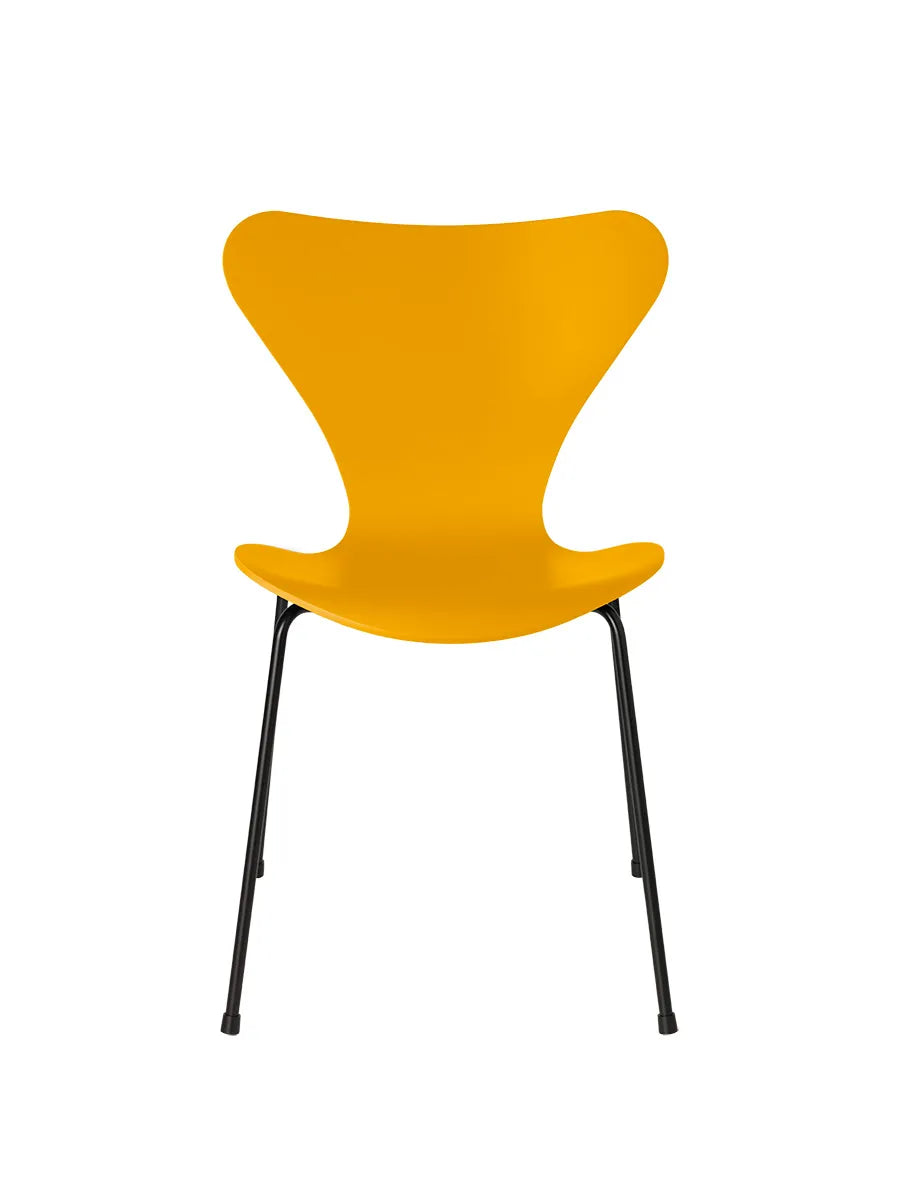 3107 Serie 7 Stuhl lackiert von Arne Jacobsen - True Yellow / Schwarz - Jacobsen Plus