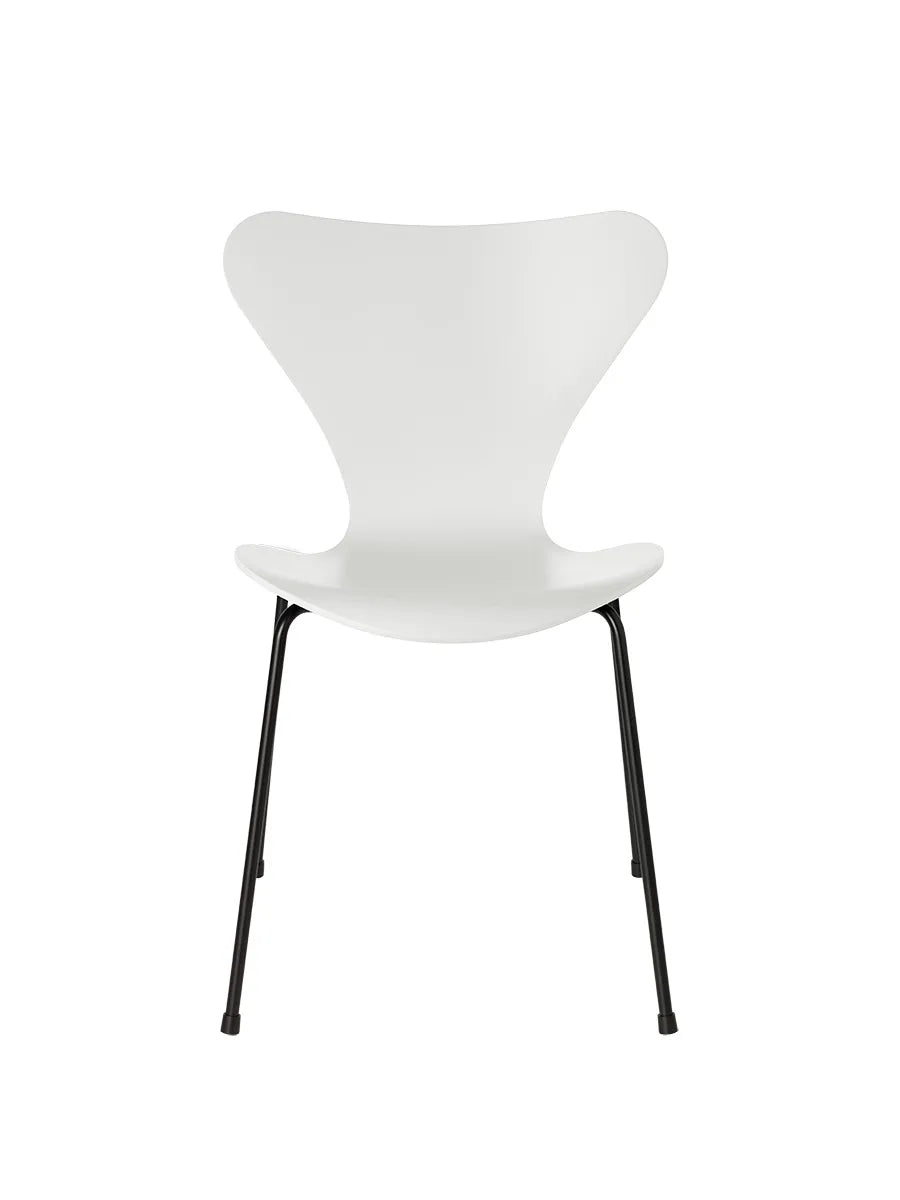 3107 Serie 7 Stuhl lackiert von Arne Jacobsen - Weiß / Schwarz - Jacobsen Plus