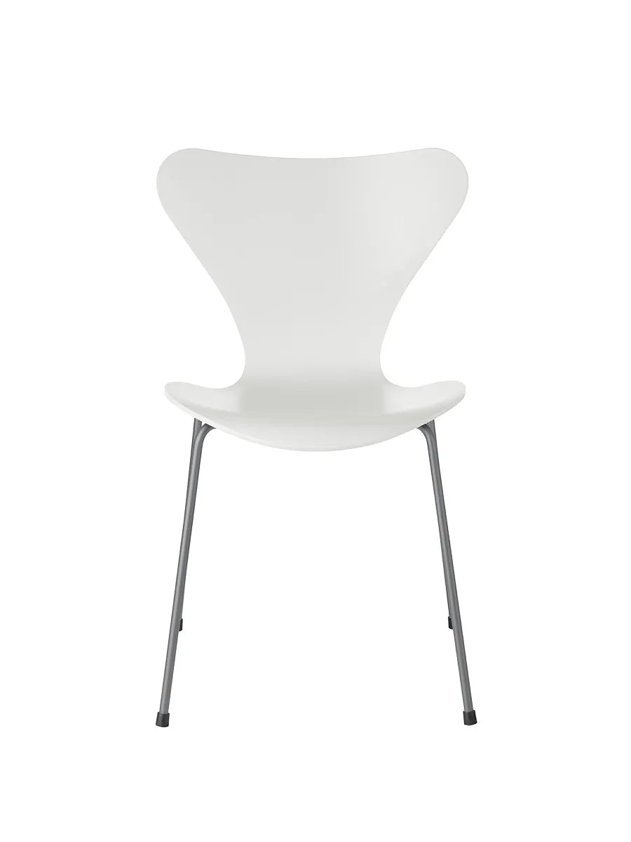 3107 Serie 7 Stuhl lackiert von Arne Jacobsen - Weiß / Silver Grey - Jacobsen Plus