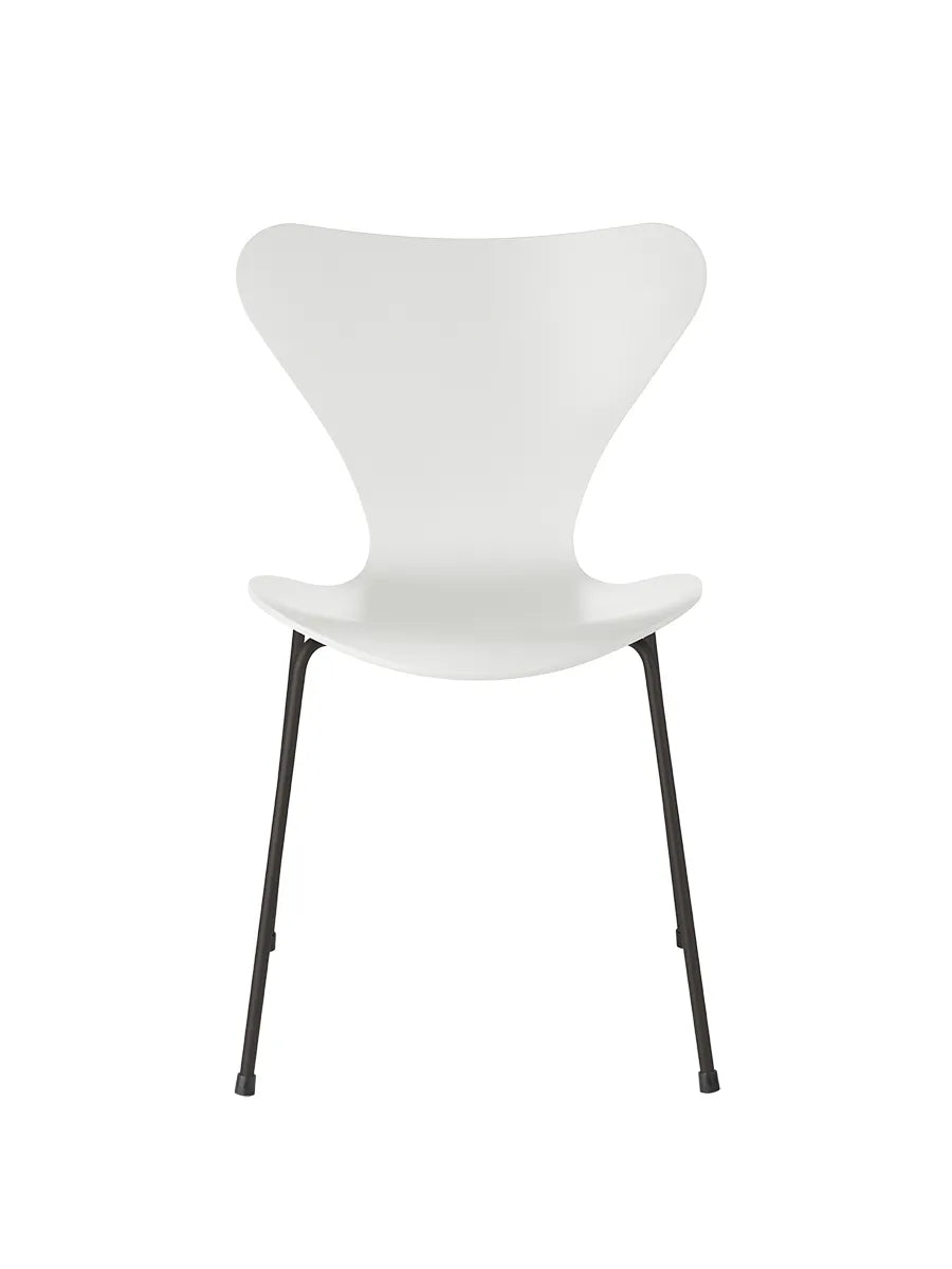 3107 Serie 7 Stuhl lackiert von Arne Jacobsen - Weiß / Warmer Graphit - Jacobsen Plus