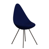 3110 Drop™ Stuhl, vollgepolstert - Braun Bronze von Arne Jacobsen - Hallingdal - 773 Dark Blue - Jacobsen Plus