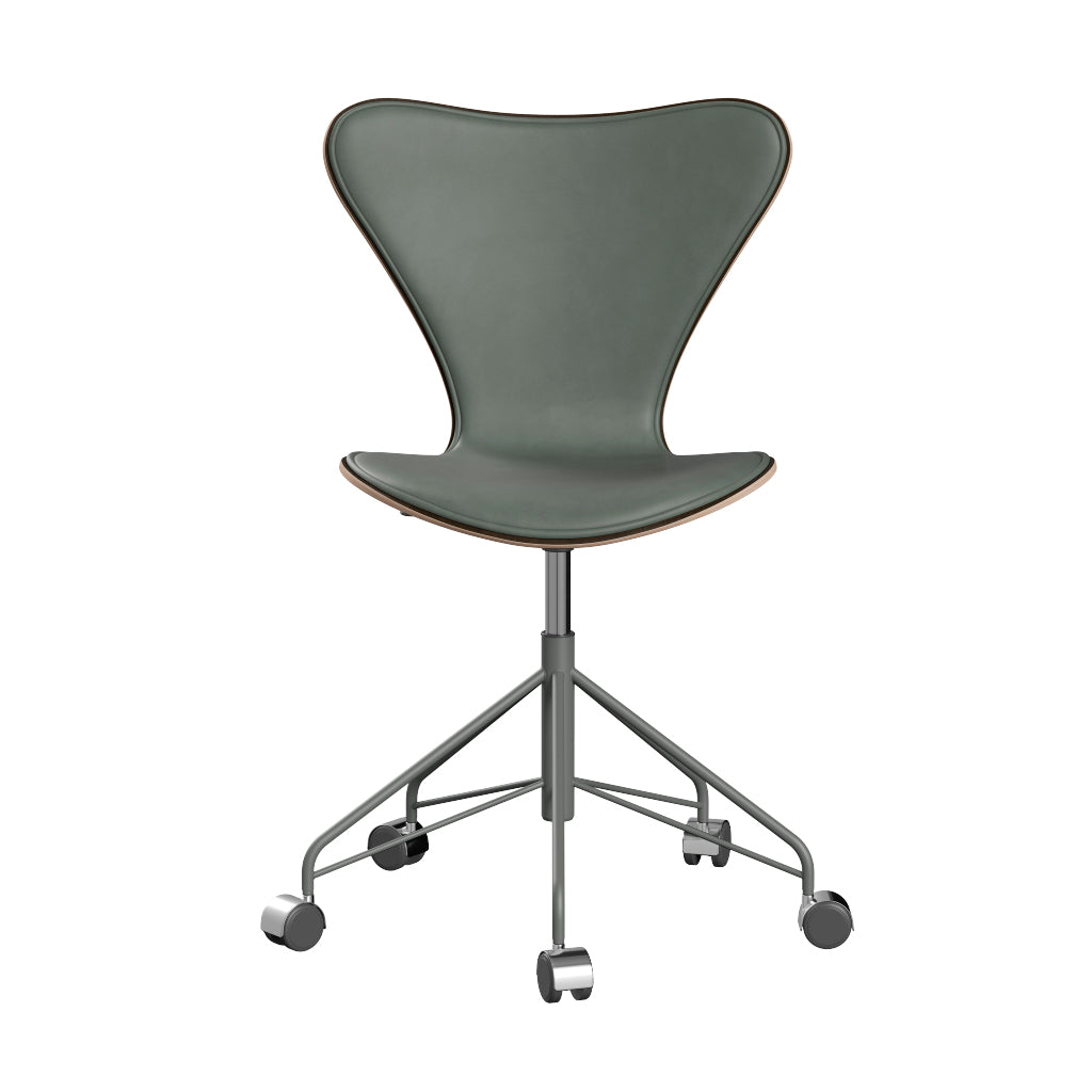 Fritz Hansen - 3117 kontorstol, naturfiner og forsidepolstret i Grace læder - Mørkbejdset eg - Concrete Grey læder - Silver Grey stel - Jacobsen Plus