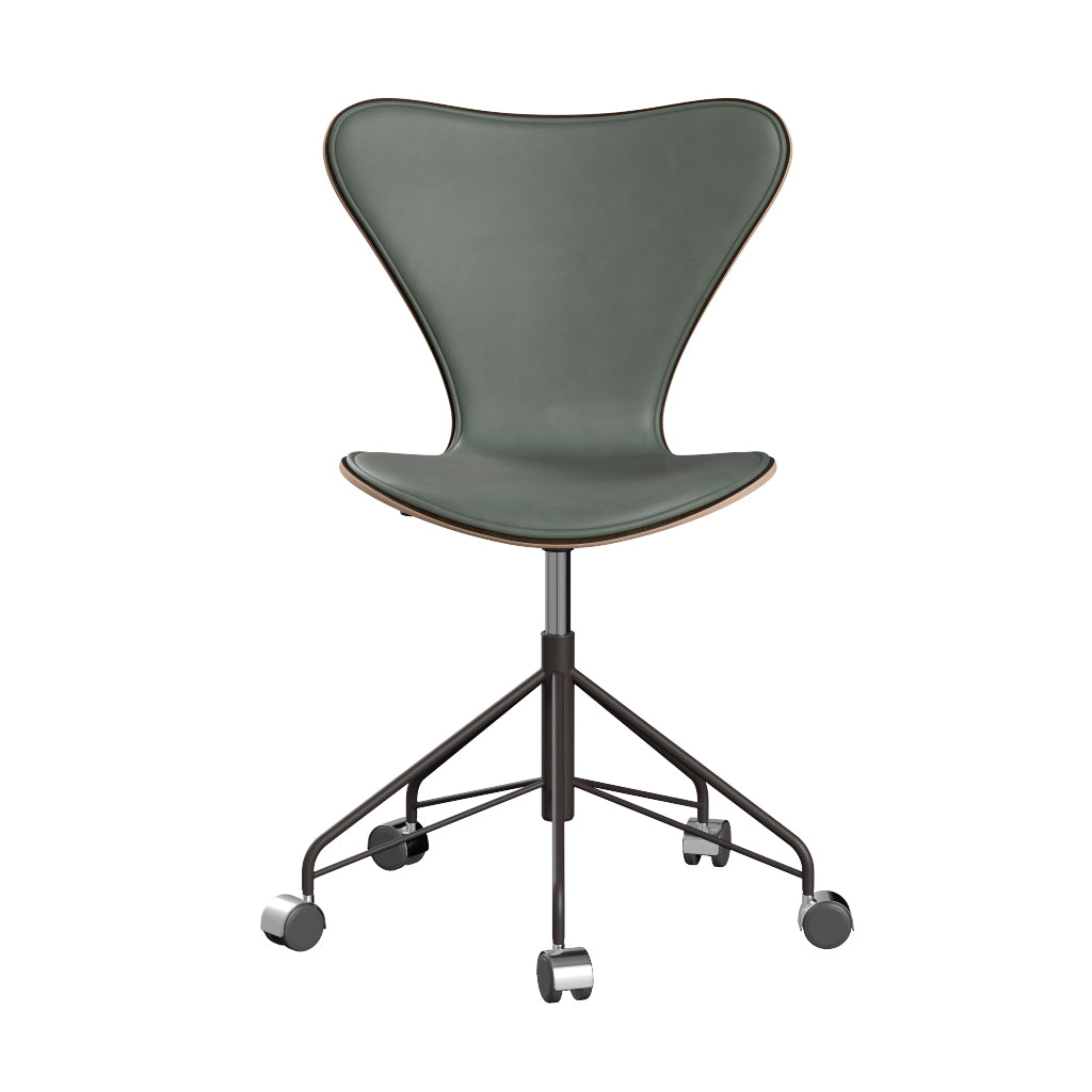 Fritz Hansen - 3117 kontorstol, naturfiner og forsidepolstret i Grace læder - Mørkbejdset eg - Concrete Grey læder - Warm Graphite stel - Jacobsen Plus
