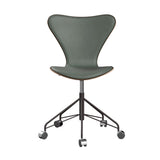 Fritz Hansen - 3117 kontorstol, naturfiner og forsidepolstret i Grace læder - Mørkbejdset eg - Concrete Grey læder - Warm Graphite stel - Jacobsen Plus