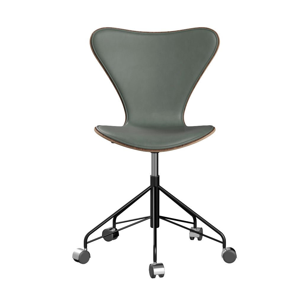 Fritz Hansen - 3117 kontorstol, naturfiner og forsidepolstret i Grace læder - Valnød - Concrete Grey læder - Sort stel - Jacobsen Plus