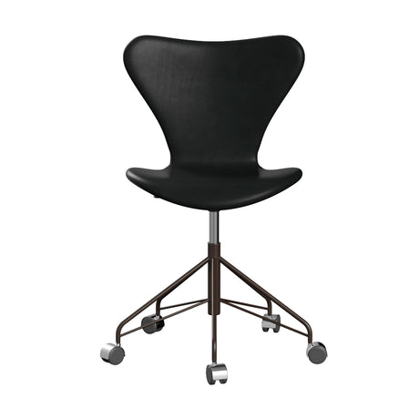 Fritz Hansen - 3117 Bürostuhl, voll gepolstert in Grace Leder - Schwarzes Leder - Chromgestell - Jacobsen Plus