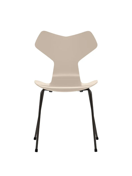 3130 Grand Prix stol lakeret af Arne Jacobsen - Light Beige / Sort - Jacobsen Plus