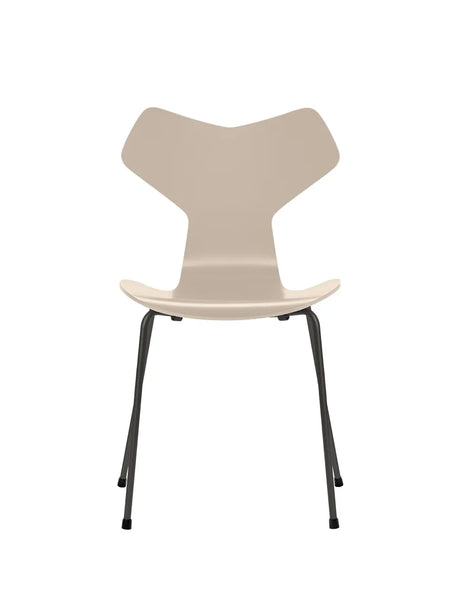 3130 Grand Prix stol lakeret af Arne Jacobsen - Light Beige / Warm Graphite - Jacobsen Plus