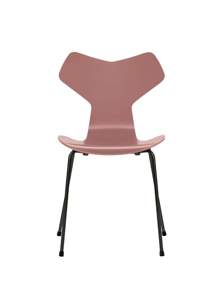 3130 Grand Prix stol lakeret af Arne Jacobsen - Wild Rose / Sort - Jacobsen Plus