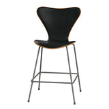 Fritz Hansen - 3187 lav barstol, naturfiner og forsidepolstret i Grace læder - Kirsebær - Sort læder - Silver Grey stel - Jacobsen Plus