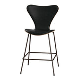 Fritz Hansen - 3187 lav barstol, naturfiner og forsidepolstret i Grace læder - Mørkbejdset eg- Sort læder - Brown Bronze stel - Jacobsen Plus
