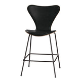 Fritz Hansen - 3187 lav barstol, naturfiner og forsidepolstret i Grace læder - Mørkbejdset eg- Sort læder - Warm Graphite stel - Jacobsen Plus