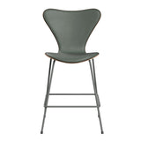 Fritz Hansen - 3187 lav barstol, naturfiner og forsidepolstret i Grace læder - Mørkbejdset eg - Concrete Grey læder - Silver Grey stel - Jacobsen Plus