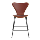 Fritz Hansen - 3187 lav barstol, naturfiner og forsidepolstret i Grace læder - Elm - Kastanjebrun læder - Sort stel - Jacobsen Plus