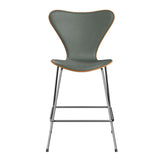 Fritz Hansen - 3187 lav barstol, naturfiner og forsidepolstret i Grace læder - Elm - Concrete Grey læder - Krom stel - Jacobsen Plus