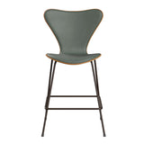 Fritz Hansen - 3187 lav barstol, naturfiner og forsidepolstret i Grace læder - Elm - Concrete Grey læder - Brown Bronze stel - Jacobsen Plus