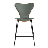 Fritz Hansen - 3187 lav barstol, naturfiner og forsidepolstret i Grace læder - Elm - Concrete Grey læder - Sort stel - Jacobsen Plus
