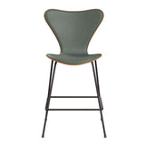 Fritz Hansen - 3187 lav barstol, naturfiner og forsidepolstret i Grace læder - Elm - Concrete Grey læder - Warm Graphite stel - Jacobsen Plus
