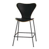 Fritz Hansen - 3187 lav barstol, naturfiner og forsidepolstret i Grace læder - Eg - Sort læder - Warm Graphite stel - Jacobsen Plus