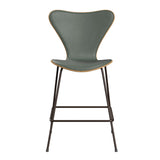 Fritz Hansen - 3187 lav barstol, naturfiner og forsidepolstret i Grace læder - Eg - Concrete Grey læder - Brown Bronze stel - Jacobsen Plus