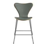 Fritz Hansen - 3187 lav barstol, naturfiner og forsidepolstret i Grace læder - Eg - Concrete Grey læder - Silver Grey stel - Jacobsen Plus