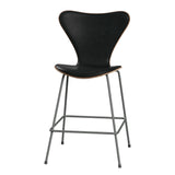 Fritz Hansen - 3187 lav barstol, naturfiner og forsidepolstret i Grace læder - Valnød - Sort læder - Silver Grey stel - Jacobsen Plus