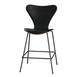 Fritz Hansen - 3187 lav barstol, naturfiner og forsidepolstret i Grace læder - Valnød - Sort læder - Warm Graphite stel - Jacobsen Plus
