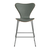 Fritz Hansen - 3187 lav barstol, naturfiner og forsidepolstret i Grace læder - Valnød - Concrete Grey læder - Silver Grey stel - Jacobsen Plus