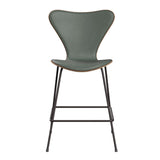 Fritz Hansen - 3187 lav barstol, naturfiner og forsidepolstret i Grace læder - Valnød - Concrete Grey læder - Warm Graphite stel - Jacobsen Plus
