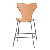 Fritz Hansen - 3187 lav barstol, naturfiner og forsidepolstret i Natur læder - Valnød - Silver Grey stel - Jacobsen Plus
