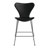 Fritz Hansen - 3187 lav barstol, fuldpolstret i Grace læder - Sort læder - Silver Grey stel - Jacobsen Plus