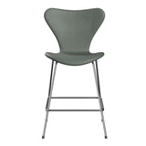 Fritz Hansen - 3187 lav barstol, fuldpolstret i Grace læder - Concrete Grey læder - Krom stel - Jacobsen Plus