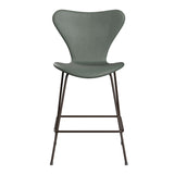 Fritz Hansen - 3187 lav barstol, fuldpolstret i Grace læder - Concrete Grey læder - Brown Bronze stel - Jacobsen Plus