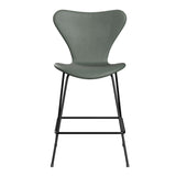 Fritz Hansen - 3187 lav barstol, fuldpolstret i Grace læder - Concrete Grey læder - Sort stel - Jacobsen Plus