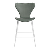 Fritz Hansen - 3187 lav barstol, fuldpolstret i Grace læder - Concrete Grey læder - Hvid stel - Jacobsen Plus
