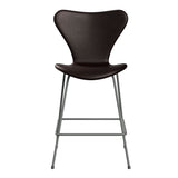 Fritz Hansen - 3187 lav barstol, fuldpolstret i Grace læder - Mørk brun læder - Silver Grey stel - Jacobsen Plus