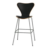 Fritz Hansen - 3197 høj barstol, naturfiner og forsidepolstret i Grace læder - Kirsebær - Sort læder - Silver Grey stel - Jacobsen Plus