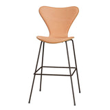 Fritz Hansen - 3197 høj barstol, naturfiner og forsidepolstret i Natur læder - Kirsebær - Brown Bronze stel - Jacobsen Plus